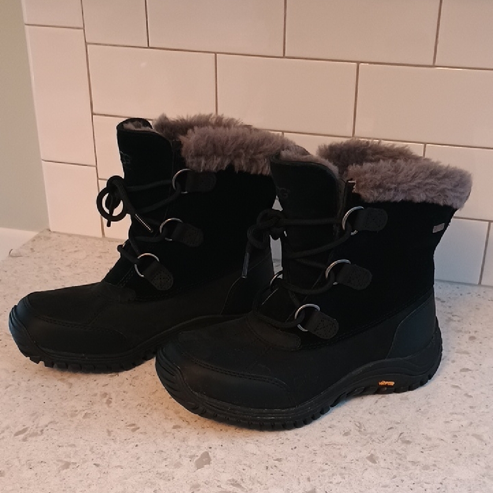 Woman's Size 7 UGG Ostrander Winter Black Waterproof Boots with Sheepskin Lining